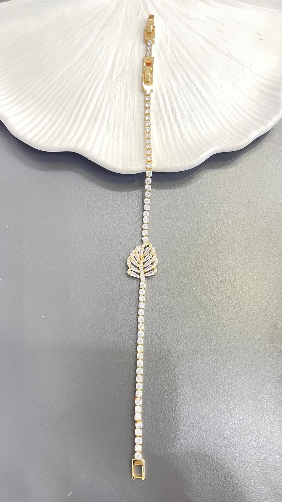 Yaprak Model Taşlı Kolye